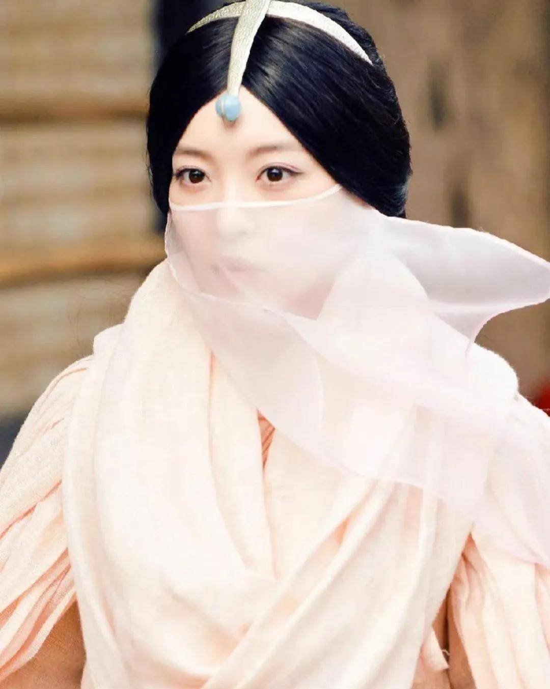 而哈尼克孜扮演的原创角色依火,则是南帝北丐单元的原创女主.