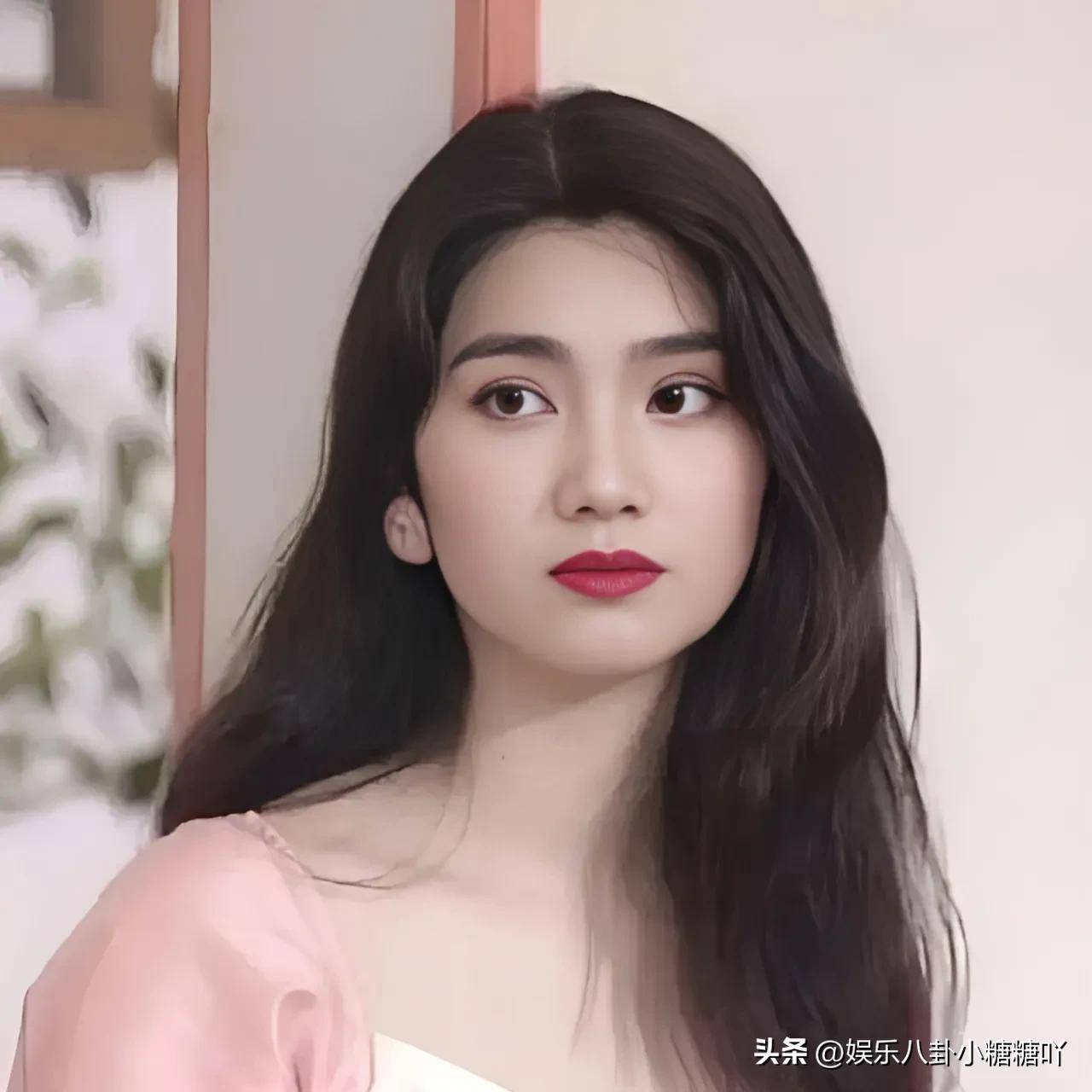 22岁出演古装剧【咏春.洪欣在剧中饰演万艳娘.
