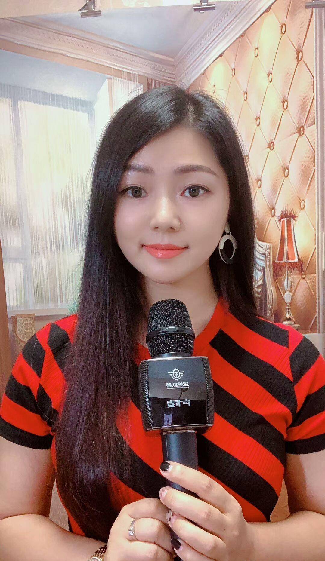 湖南美女歌手陈维,一身正气,歌声唱响,军人气质传播正能量