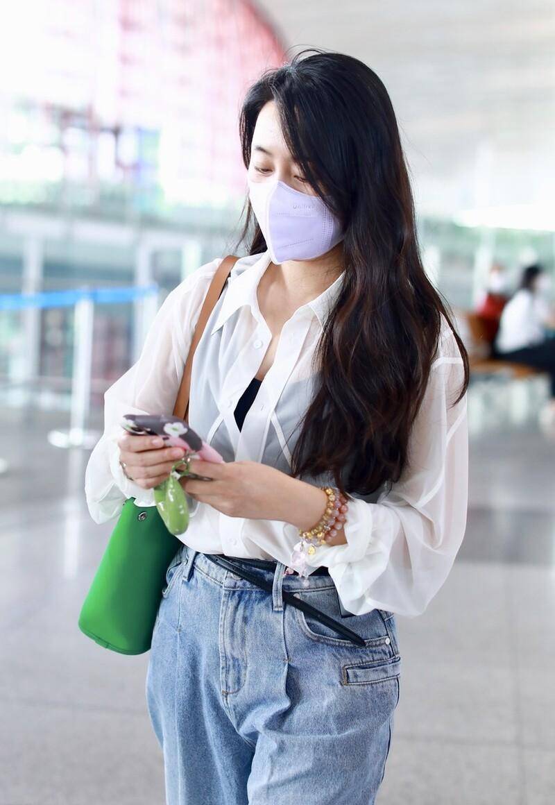 马苏街拍北京,白色衬衣牛仔裤休闲大气,济宁摄影文学写作教案_传奇