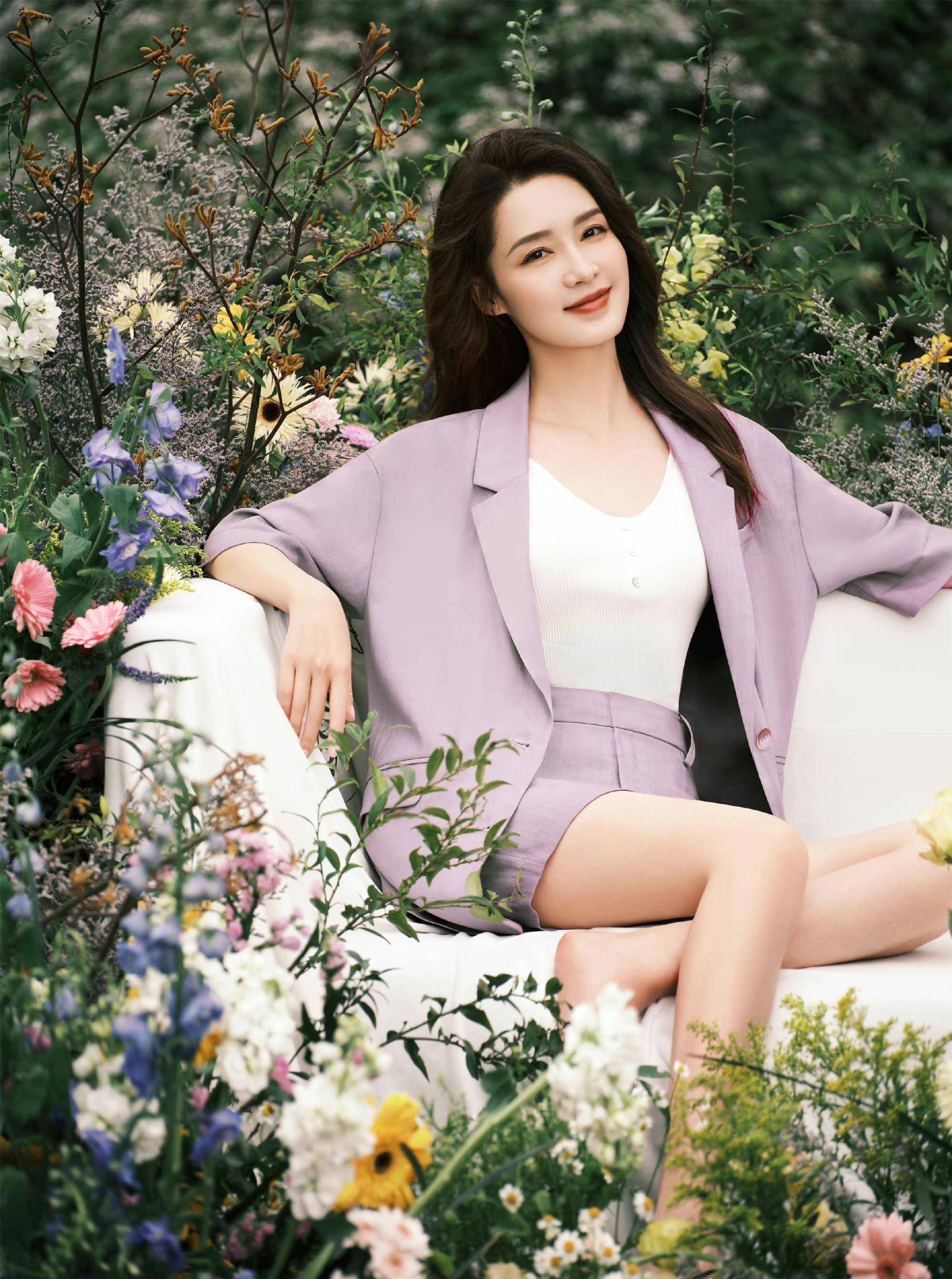 李沁久违露面,白色抹身材长裙大气典雅,发型可爱俏皮_的设计_衬衫