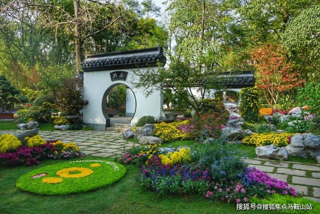 粉墙黛瓦,飞檐花窗,花街铺地,假山叠石……一走进西湖院子,浓浓的中式