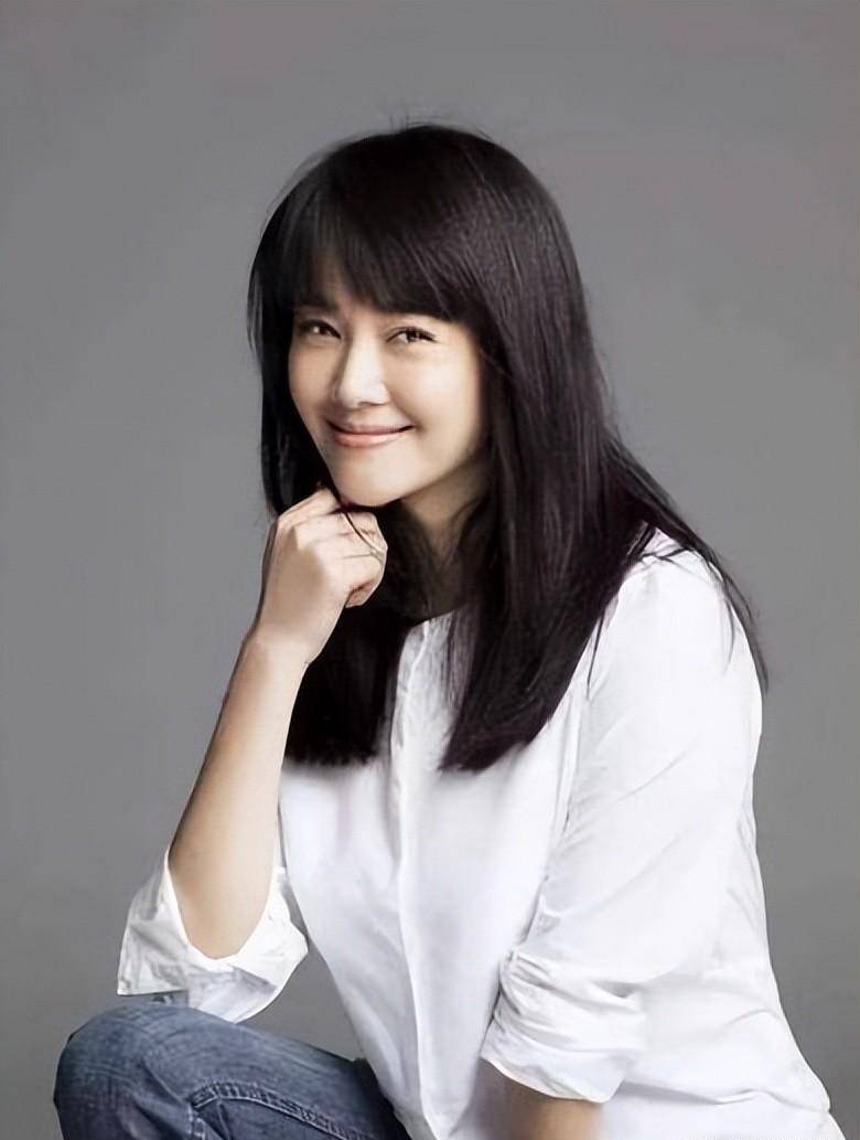 49岁左小青与许晴合影,气质不输许晴,网友:女神的替身_生活_女儿_年龄