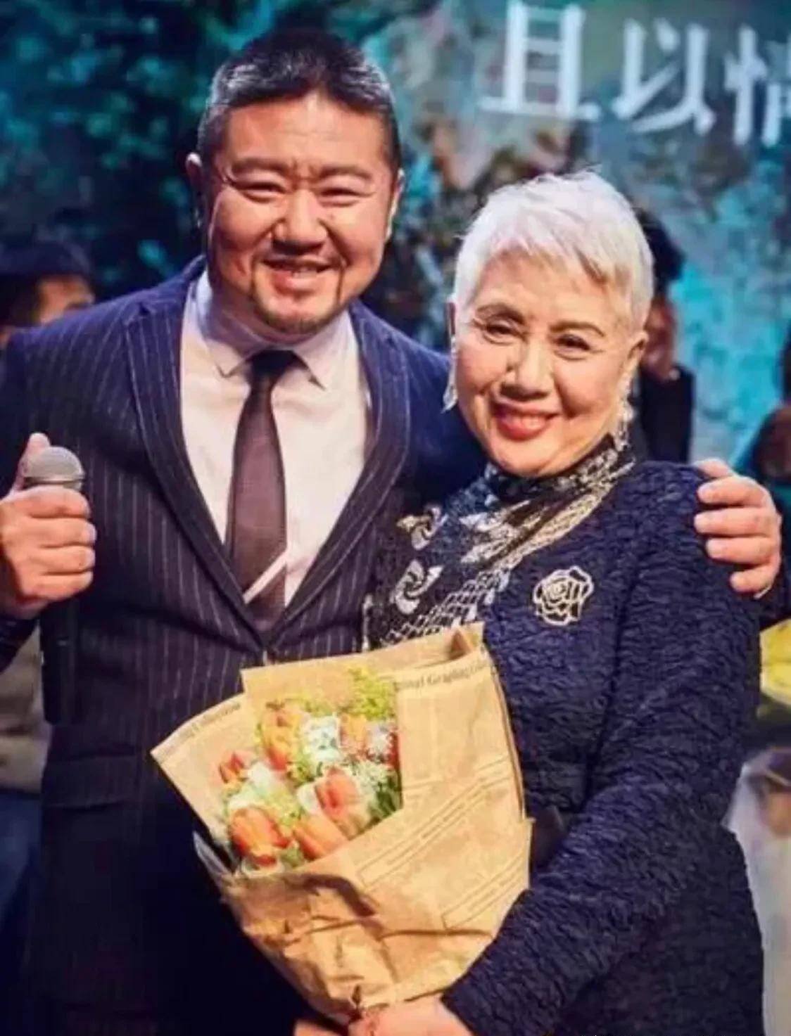 这几位上海主持人的母亲气质都很高雅,曹可凡和母亲也太像了
