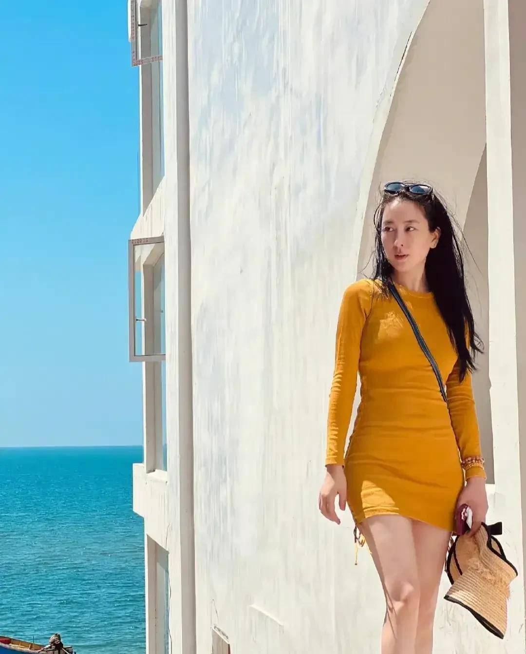 马苏穿背带裙大秀事业线,身材前凸后翘,窄腰翘臀背影真窈窕!