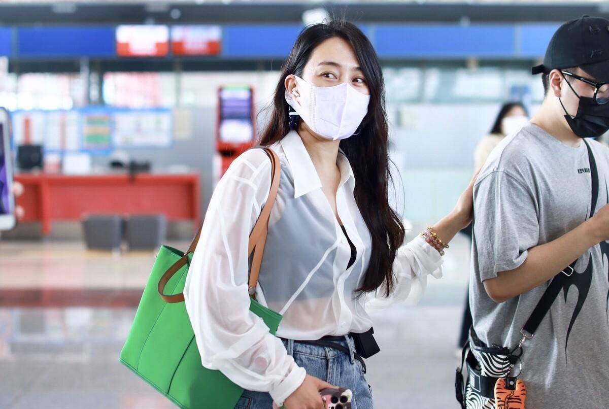 马苏街拍北京,白色衬衣牛仔裤休闲大气,济宁摄影文学写作教案_传奇