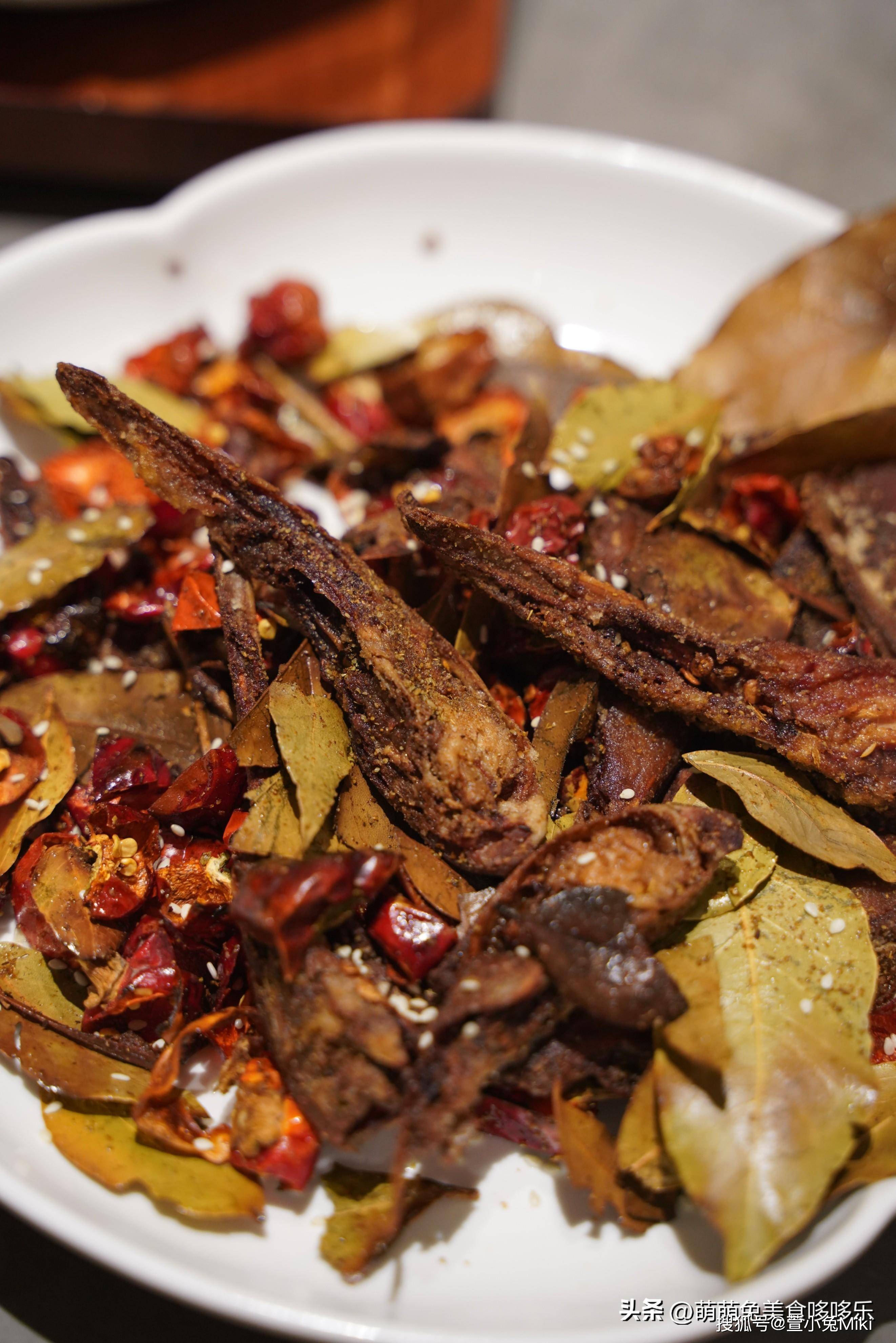 7815香叶鸭头拌的味道真的很好吃,微微辣有点甜口,一口一个一盘都