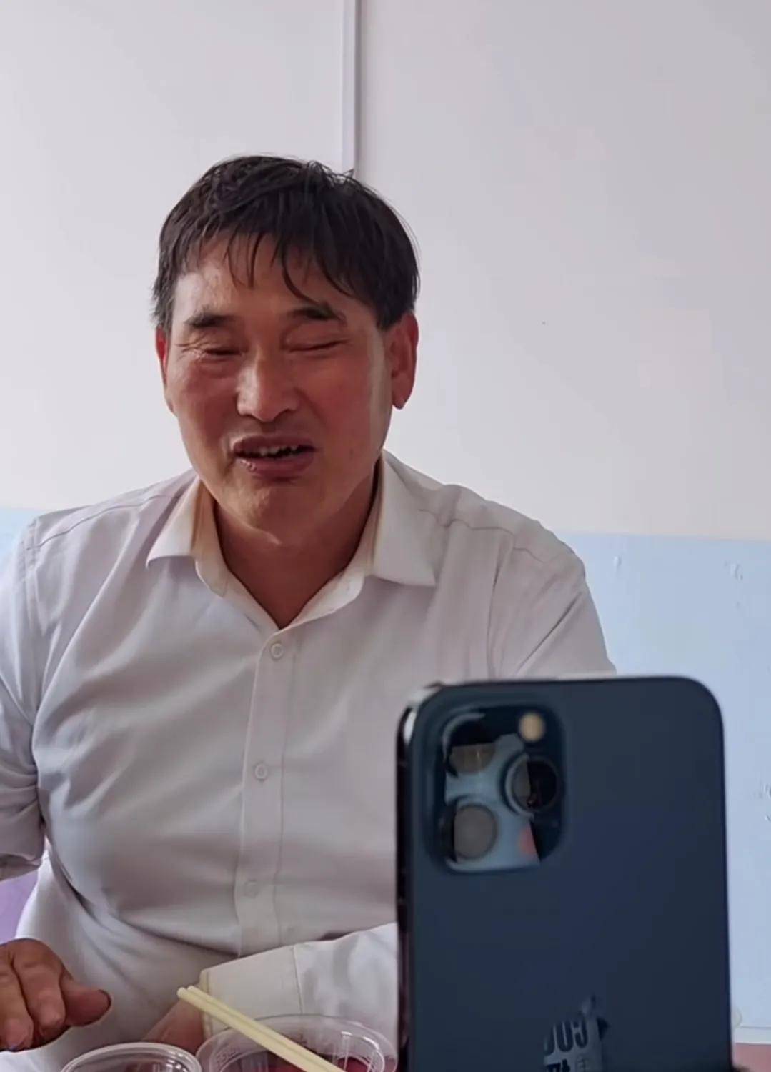 网红大衣哥被骂上热搜,原因是有人举报违规建房,把村子路给堵了_公司