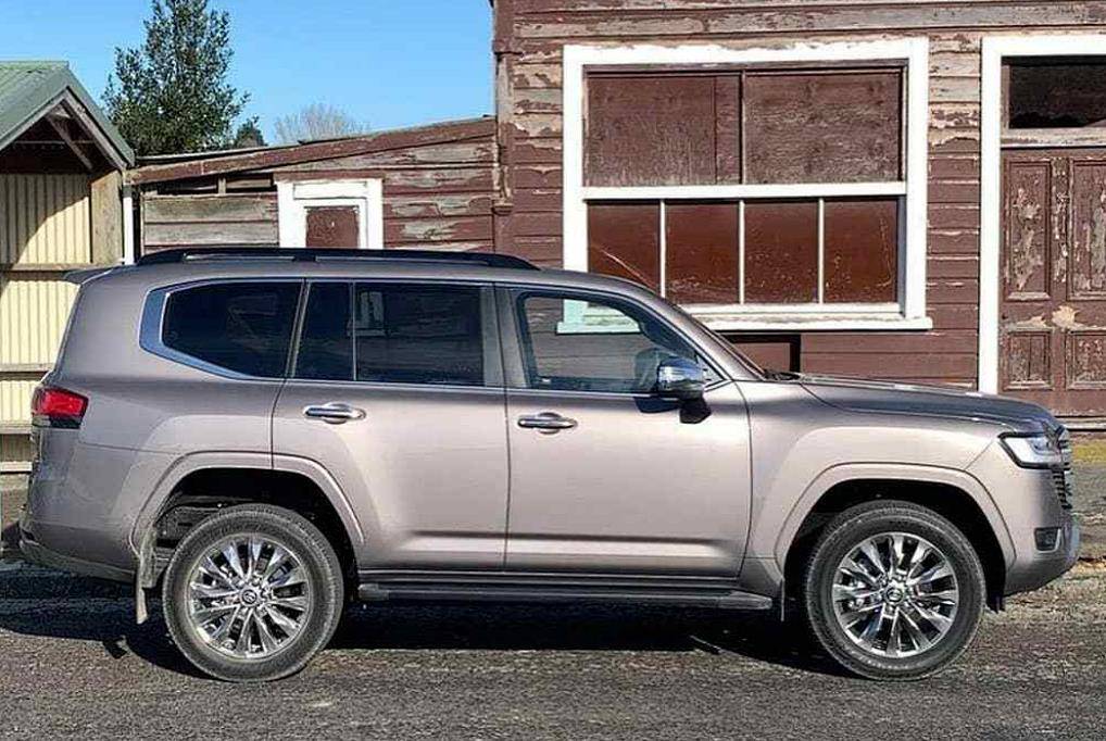 问题来了,你觉得新陆巡和老款相比,是丑了还是帅了?