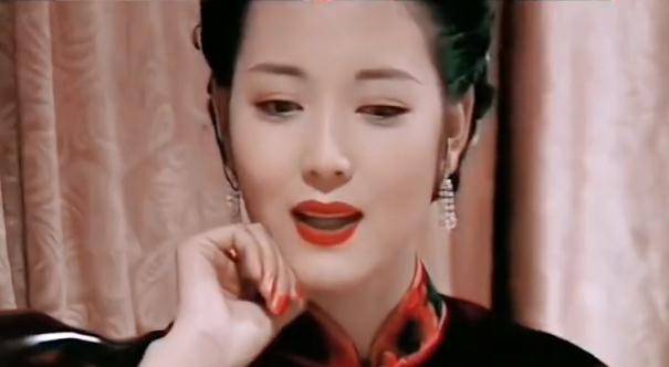 农村人的形象,但是她本人年轻时颜值演技都在线,穿上旗袍的她时尚万种