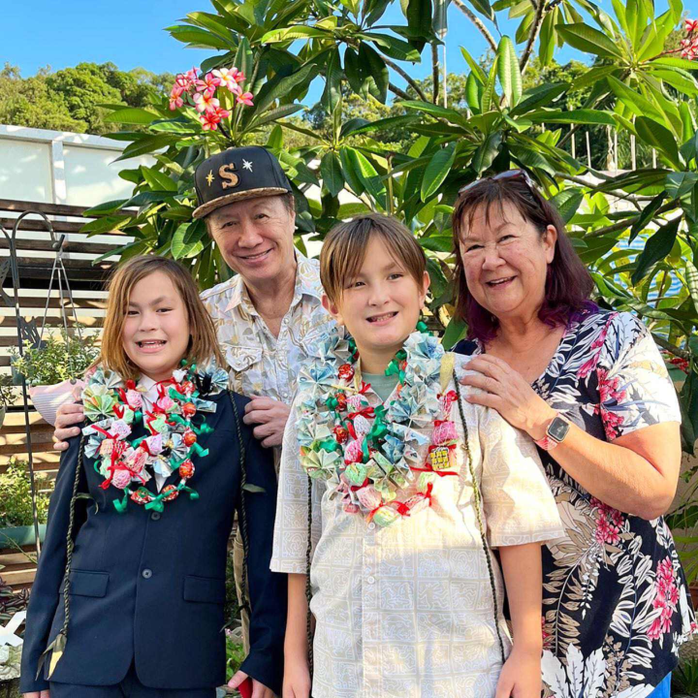 74岁许冠杰一家六口合影曝光,仅1人没外国血统,妻子行动不便_许怀欣