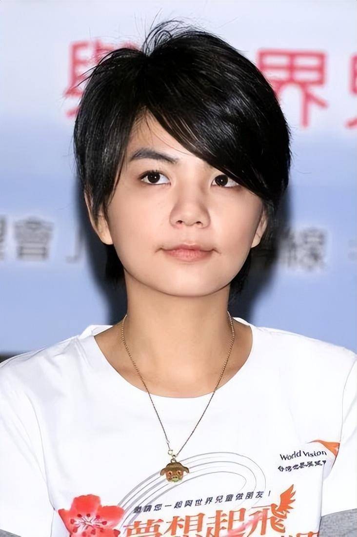 他不再是以前的假小子了.他的头发变长了,衣着也越来越柔美优雅.