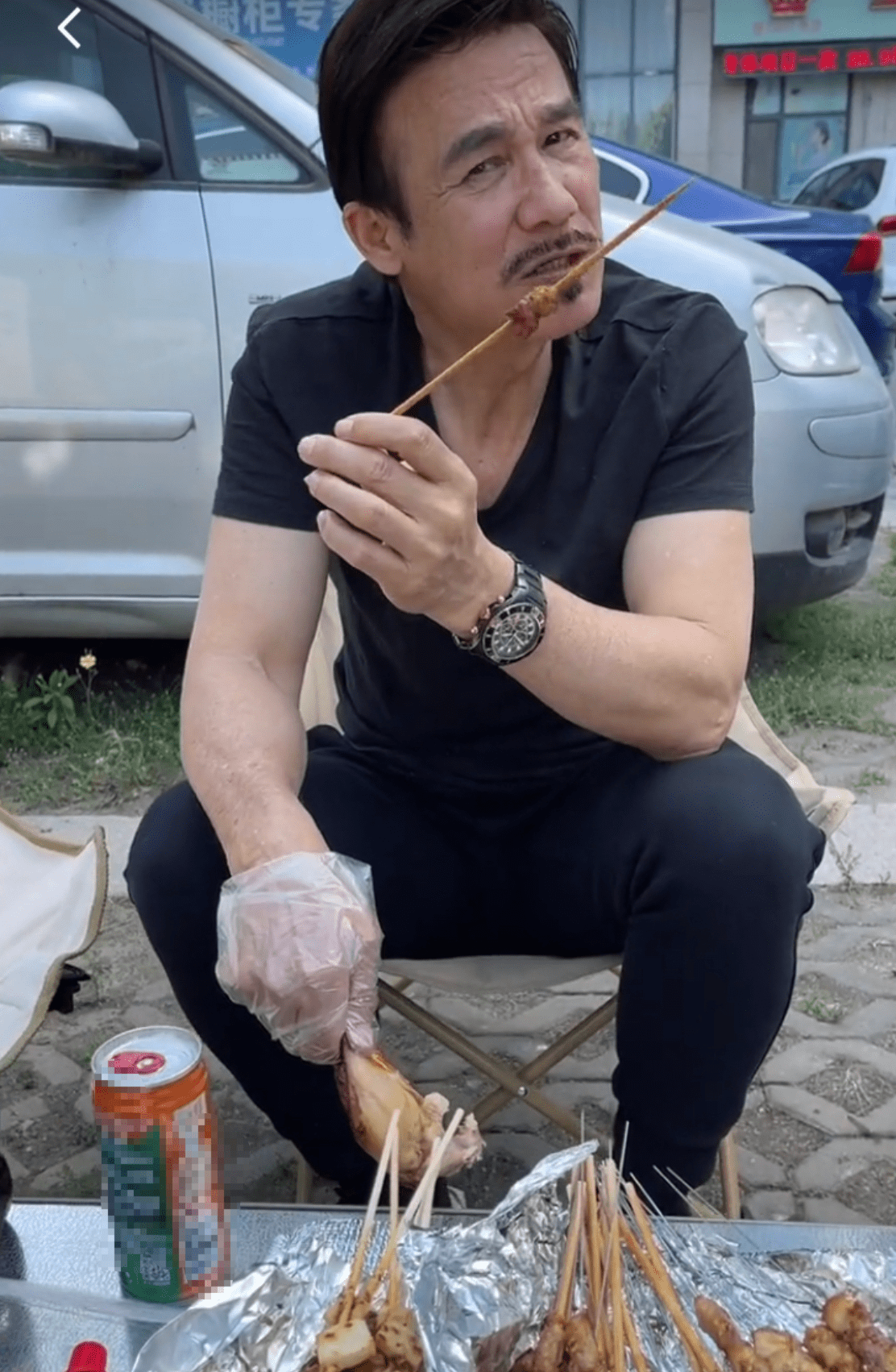 演员李子雄五一打卡淄博烧烤!人气太火没吃到,小舅子给点了外卖.