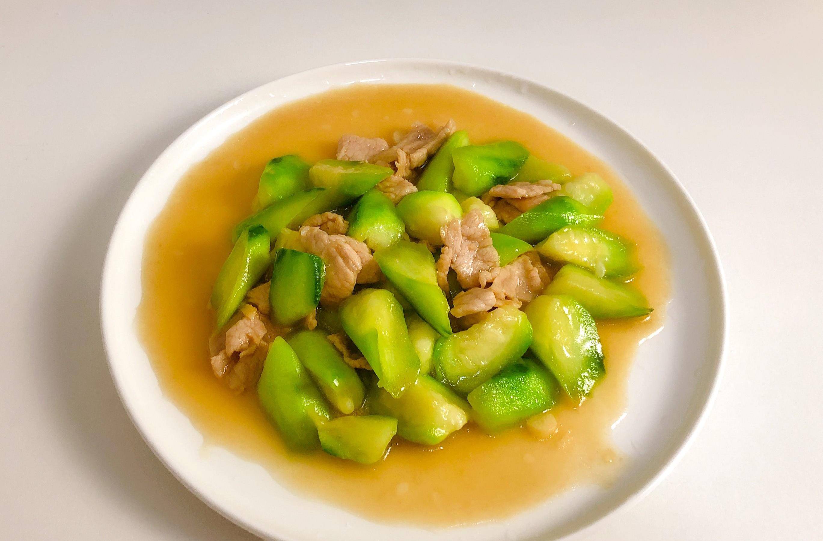 广东丝瓜嫩而多汁,是天然的养颜蔬菜,咬一口汤汁四溢,爽口清甜_道菜