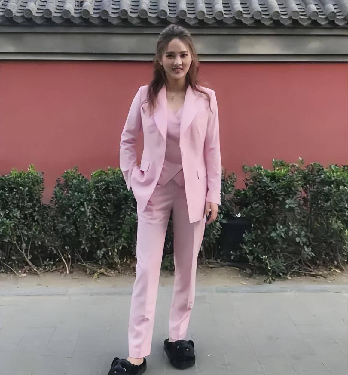可以确认的是,樊振东有女朋友,日常机场装穿的是淘宝情侣装.