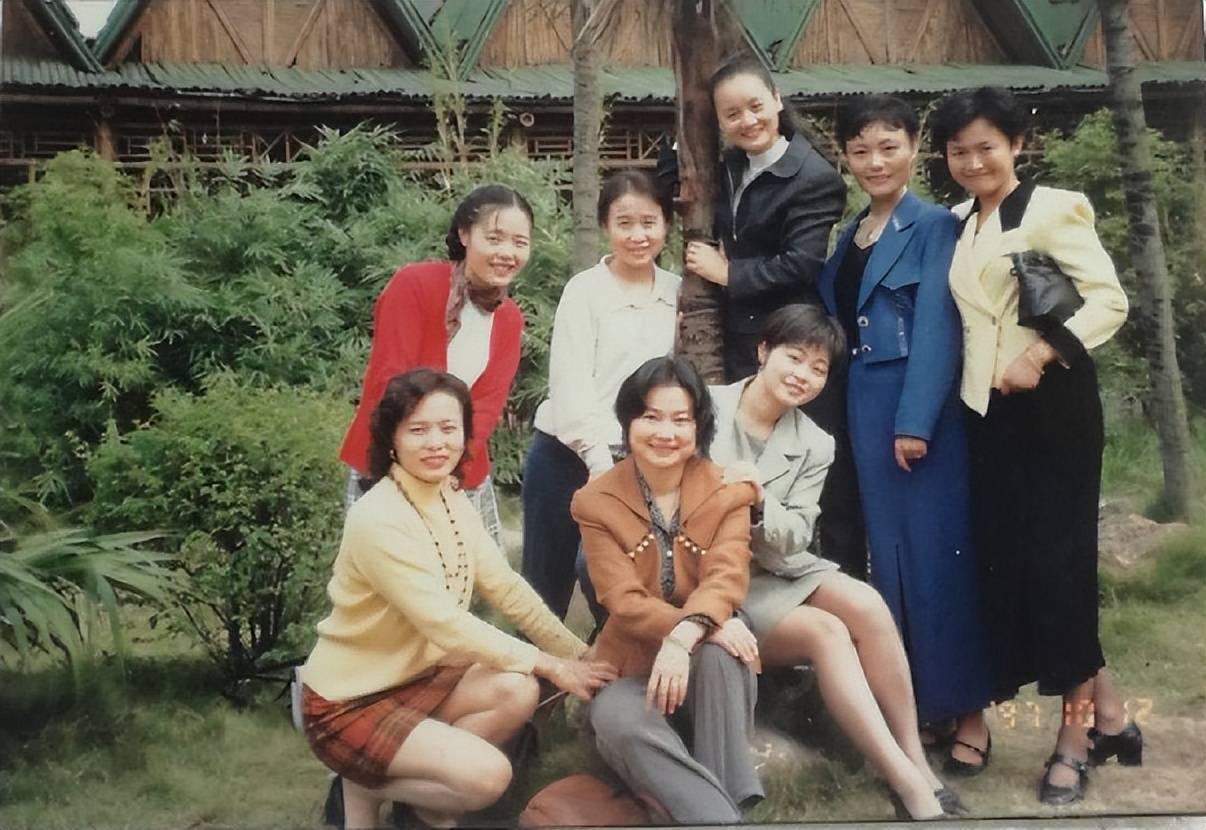 九十年代老照片:青春靓丽的美少女,纯朴自然很有年代感_女孩子_网友