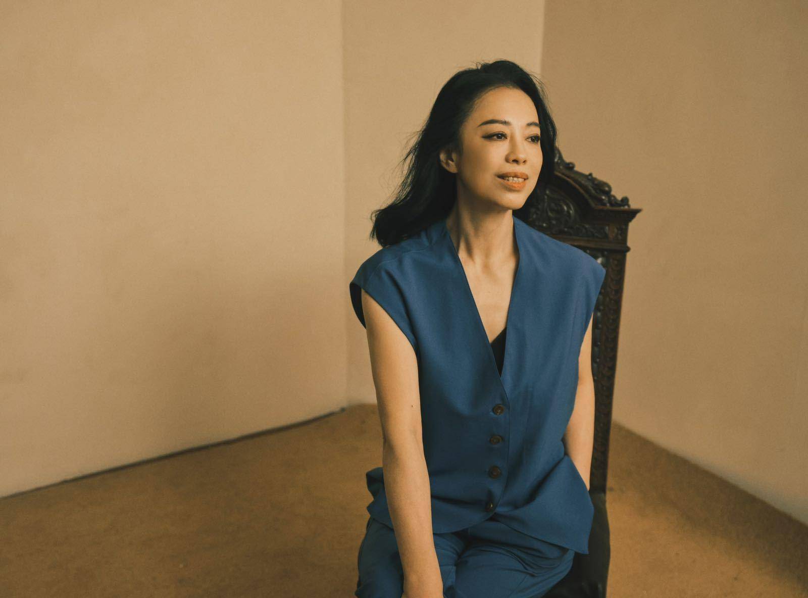 55岁黄绮珊最新杂志封面,穿抹胸黑丝大秀锁骨,少女感满满_黄妈_黑色