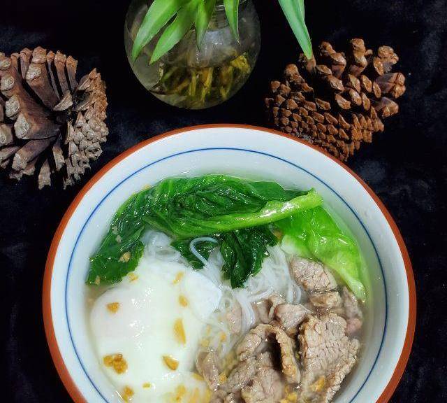 卧蛋牛肉汤米粉,顺滑可口,味道鲜美_备用_生菜__fexjz