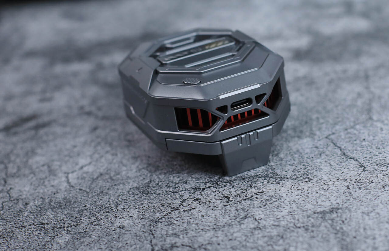 红魔散热器4Pro背夹版：夏天玩游戏手机发热掉帧？不存在！