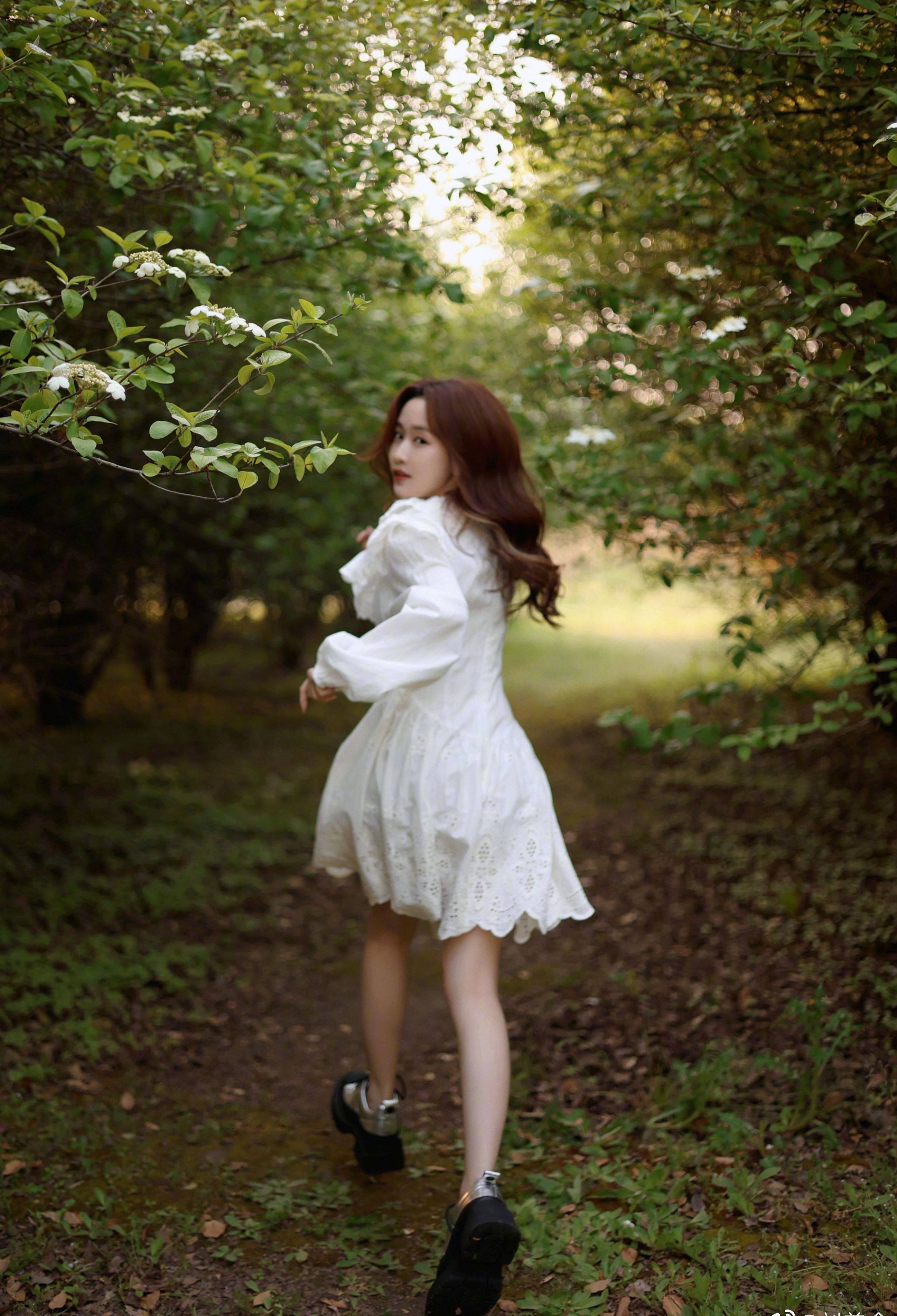 刘美含白色镂空连衣裙优雅写真_女神_大气_高跟鞋