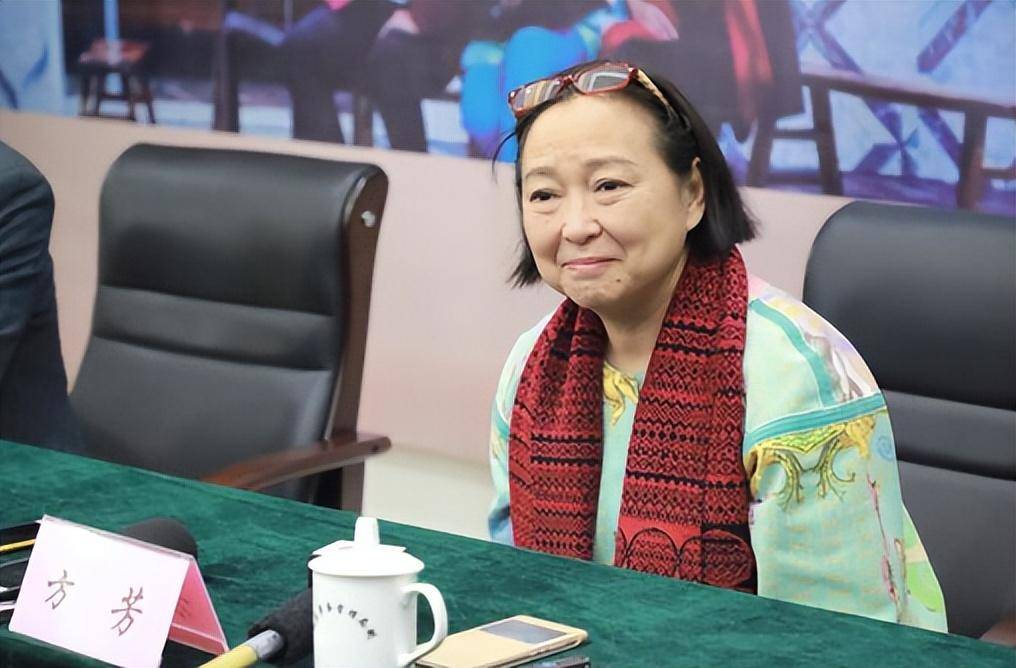 著名女演员方芳:能说会道,演技出众,赞内地高铁._观众_表演_角色