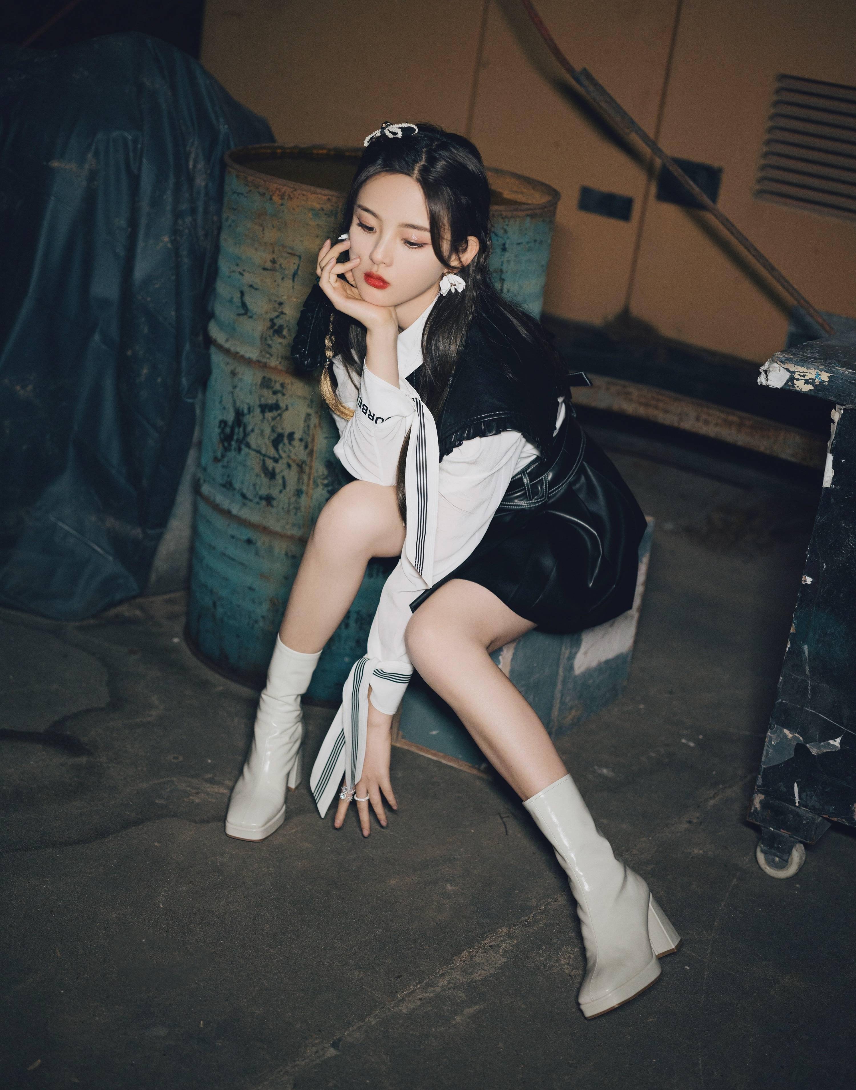 杨超越车库拍大片,复古拼接牛仔衣配短裤五官精致,双腿纤细如柴