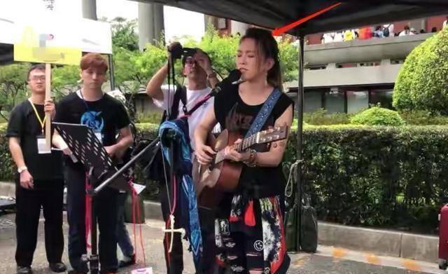 歌手张芸京近况落魄,街头辛苦卖唱一晚才赚1万,曾欠债吞药轻生_网友