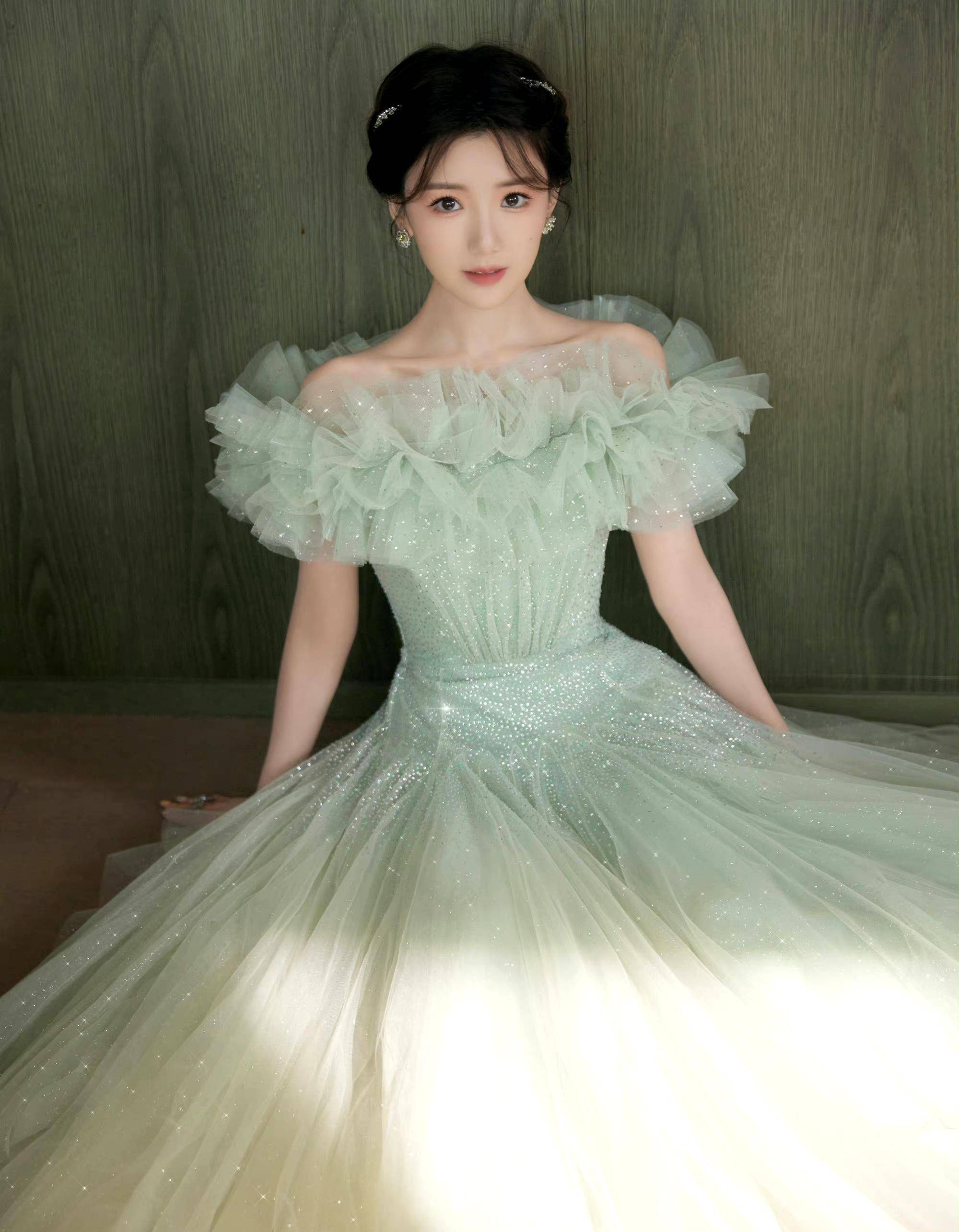 五四晚会:李宇春彰显中国人霸气 万茜撞衫王子文 任敏把珍珠贴脸上