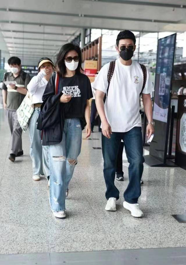 鲍蕾终于摆脱主妇形象,穿破洞牛仔帅过陆毅,留长发大变样太酷了_审美