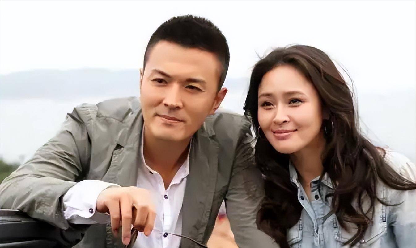 演员于小伟:与高圆圆恋爱,出道20年不火,娶平凡妻子也幸福_女孩_围堵