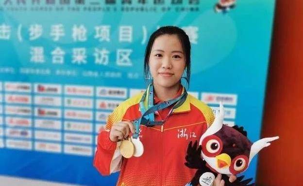 杨倩出生于2000年,她的家乡在浙江省宁波市鄞州区姜山镇杨家弄村.