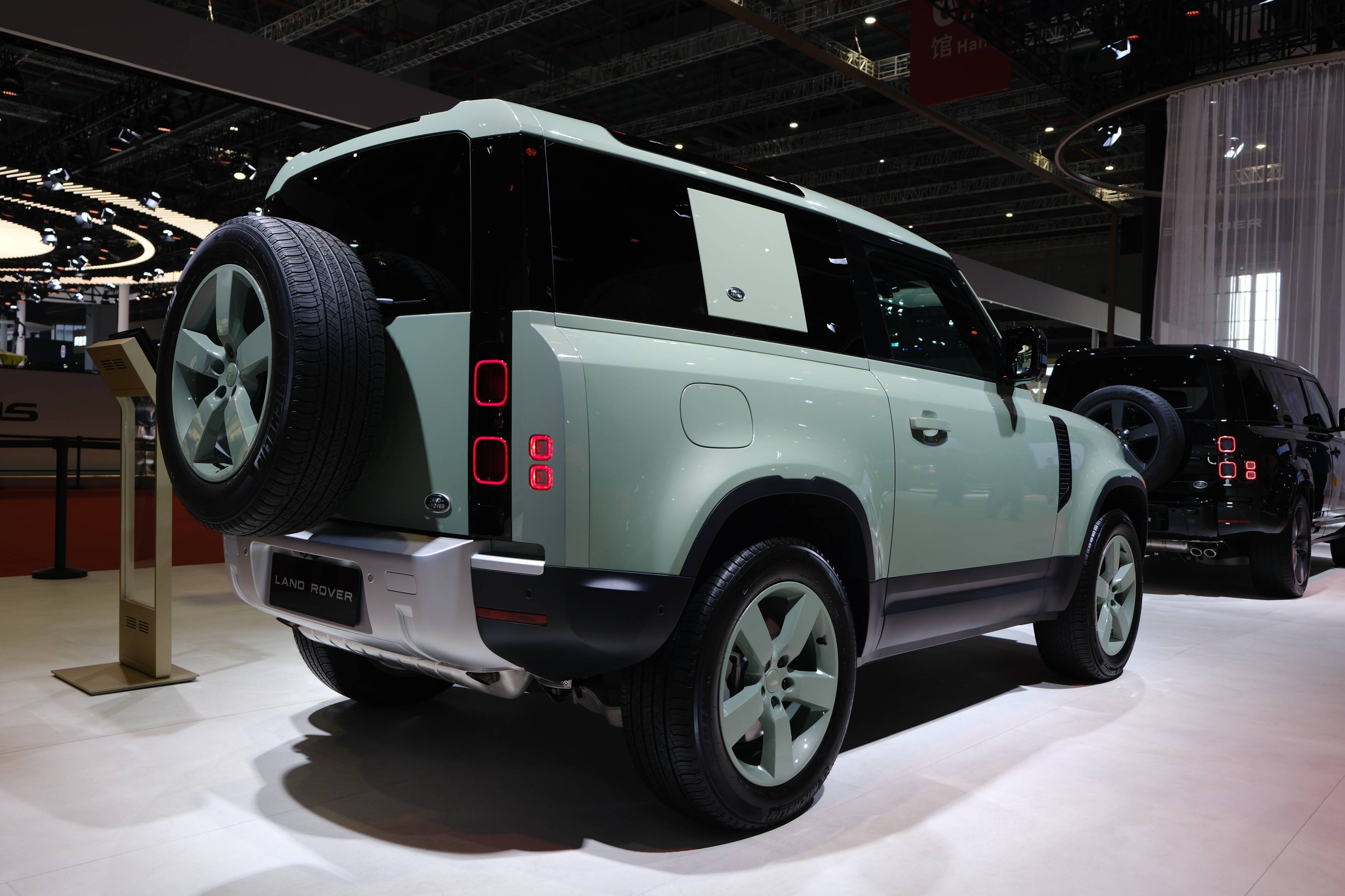 路虎卫士75周年传奇版,致敬路虎series i,格拉斯米尔绿车漆亮眼_搜狐