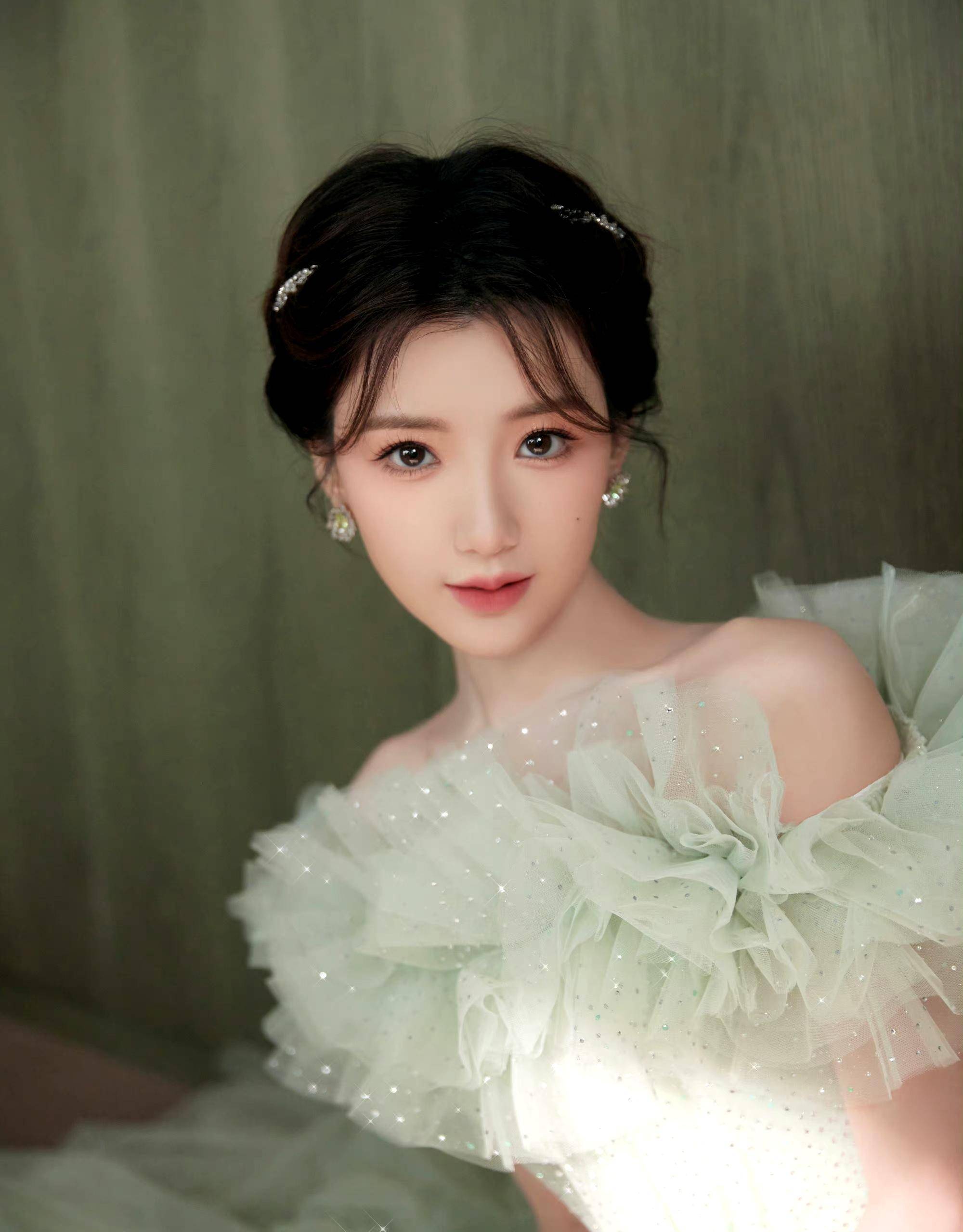 五四晚会:李宇春彰显中国人霸气 万茜撞衫王子文 任敏把珍珠贴脸上