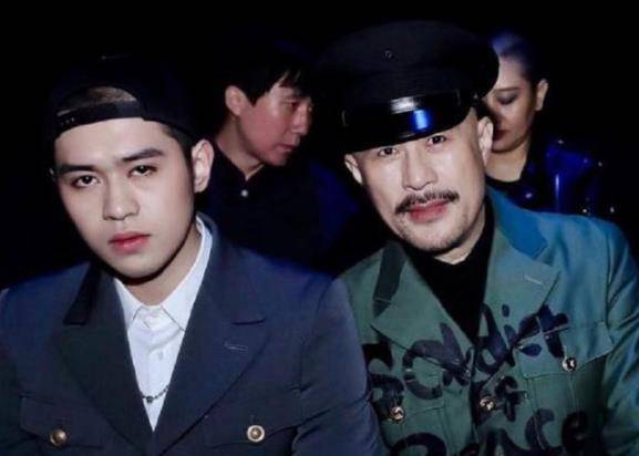 岁徐锦江儿子罕露面,21岁高大俊朗,父子合照长腿瞩目_徐菲_一家_身高