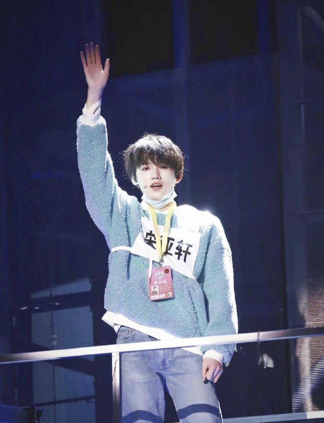 宋亚轩军训练军体拳,认真又搞怪,身着训练服的他别有一番气质_大学