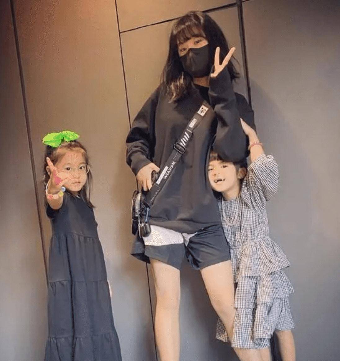 贾静雯晒照为小女儿庆生,在线吐槽波妞造型,网友为啥会被波妞的牙齿