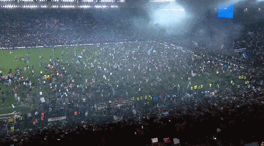 苦等33年圆梦！数万球迷冲进球场庆祝，首位意大利足球甲级联赛夺冠的韩国人诞生