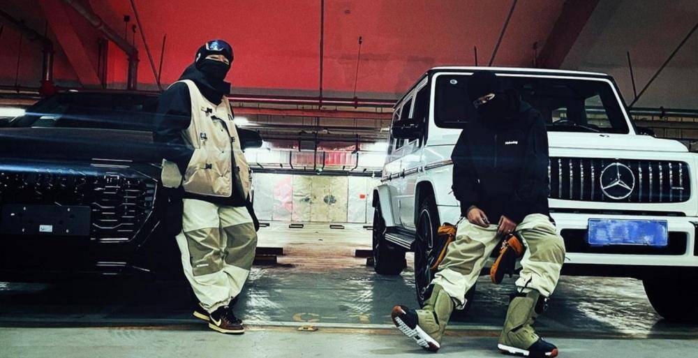 虽然看不到面具人完整的表情,但夸张的肢体动作却透露出他的幸福.