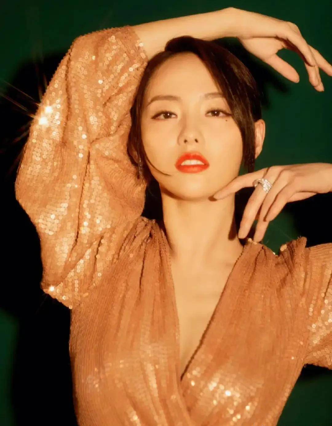 张嘉倪的两个儿子都这么大了,可她还美得像一个小姑娘_时尚_身材_亮片