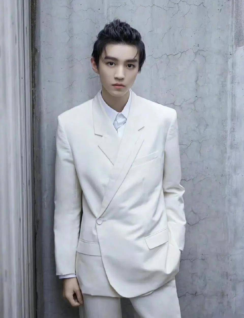 王嘉尔嘉尔是型男潮痞范,白西装也被他穿的那么不羁霸气.