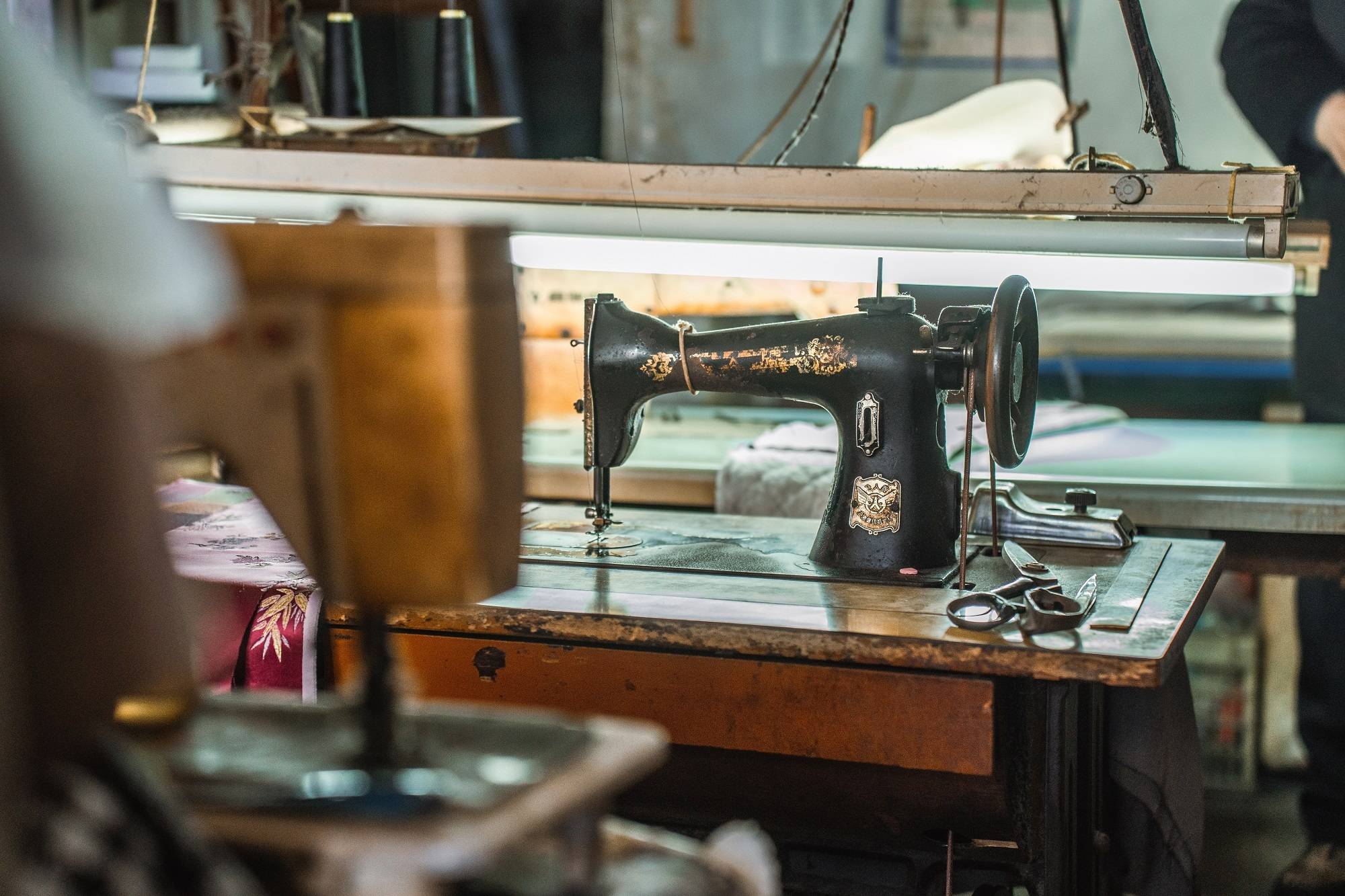 张家港市塘桥镇银苑中路父子服装店:父子一针一线的坚守_钱士_父亲