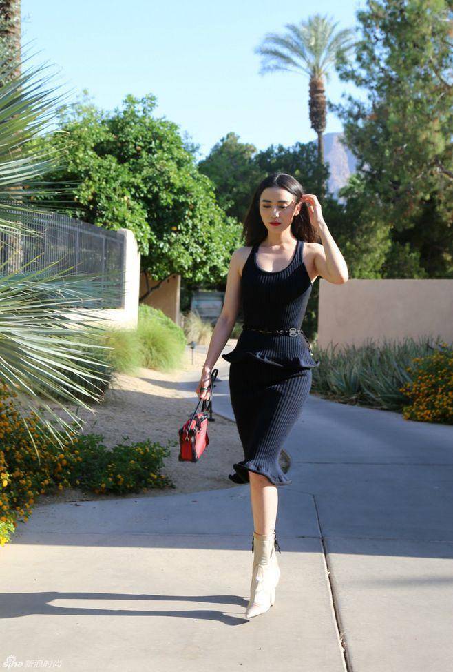 小宋佳身材保持的真好,穿紧身裙一点也没有赘肉肉_黑色_背心_尖头