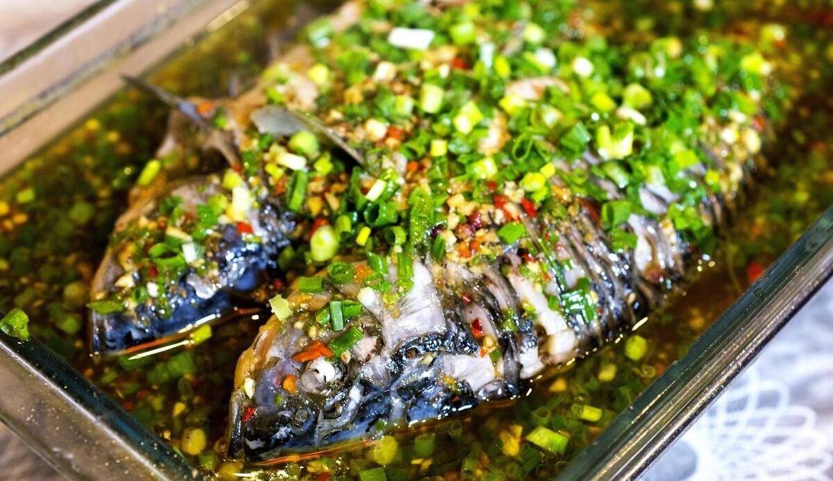 姜米15克 蒜米25克 泡椒末25克 香油5克 红油50克代表菜品:热拌鲫鱼