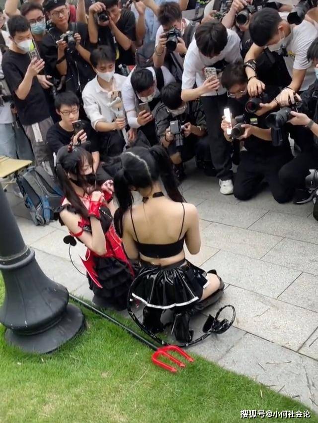 这是“擦边秀”？广州漫展多名女子摆性感姿势，被摄影师跪地围拍