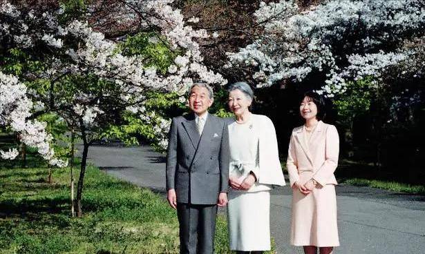 公主出嫁,失去王室待遇,明仁天皇担心她婚后生活过得不好,特意给她