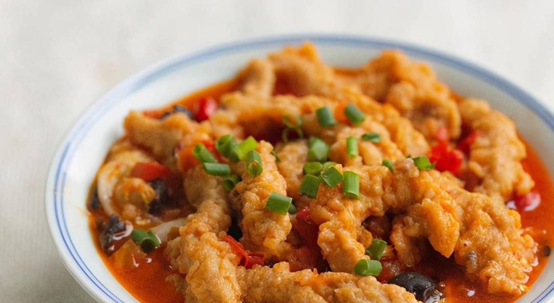 其实小酥肉不仅可以当做小吃,拿来做菜也同样美味,不管是炖煮,红烧