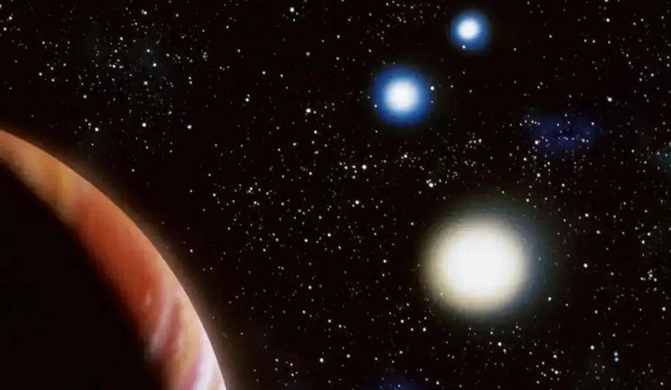 作品中的三体星,是一颗围绕三颗恒星运行的行星,由于三体运动轨道无常