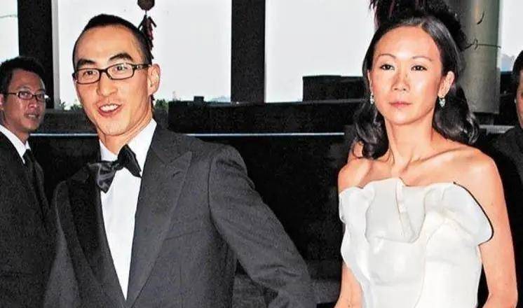 但是何猷龙的妻子罗旭银就完全不一样了.