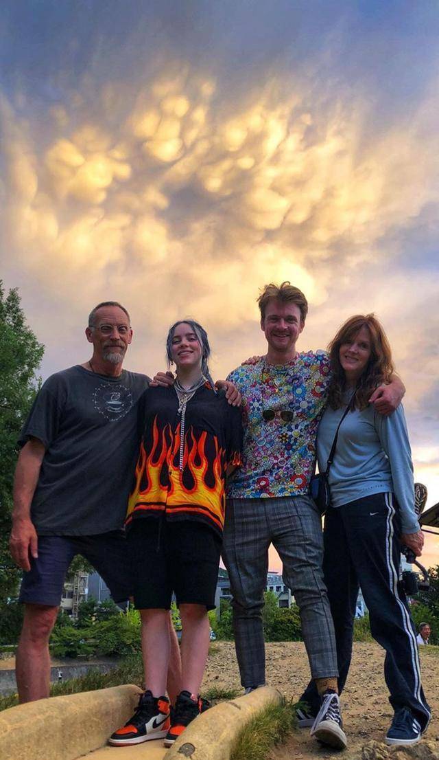 公告牌登顶最年轻00后,主要靠三个"怪招"_碧梨_badguy_美国