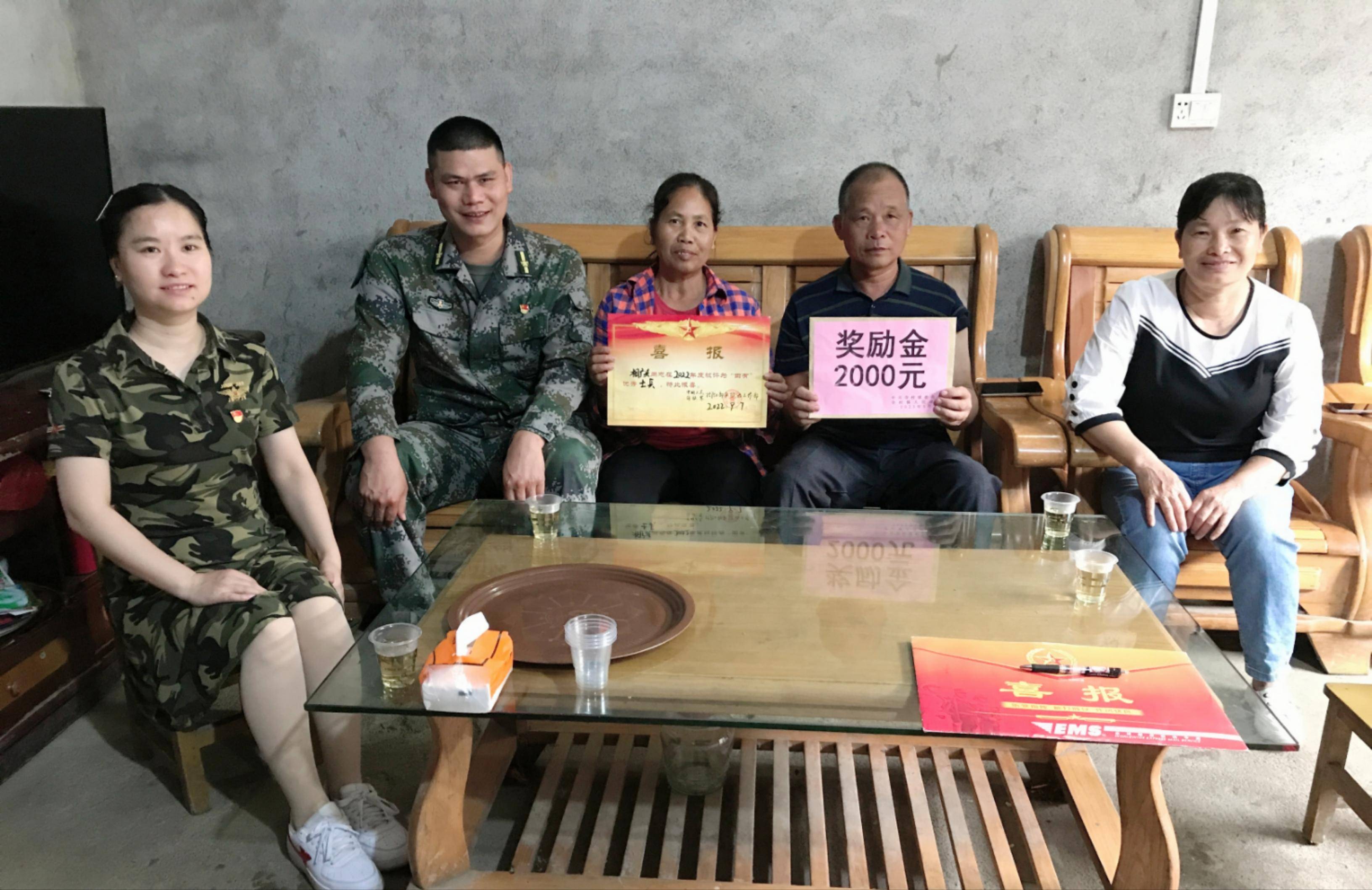 象州县寺村镇为11名"四有"优秀士兵家庭送喜报_覃宏生_荣誉_部队